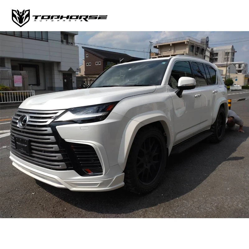 Lexus с деталями внешнего тюнинга TOPHORSE